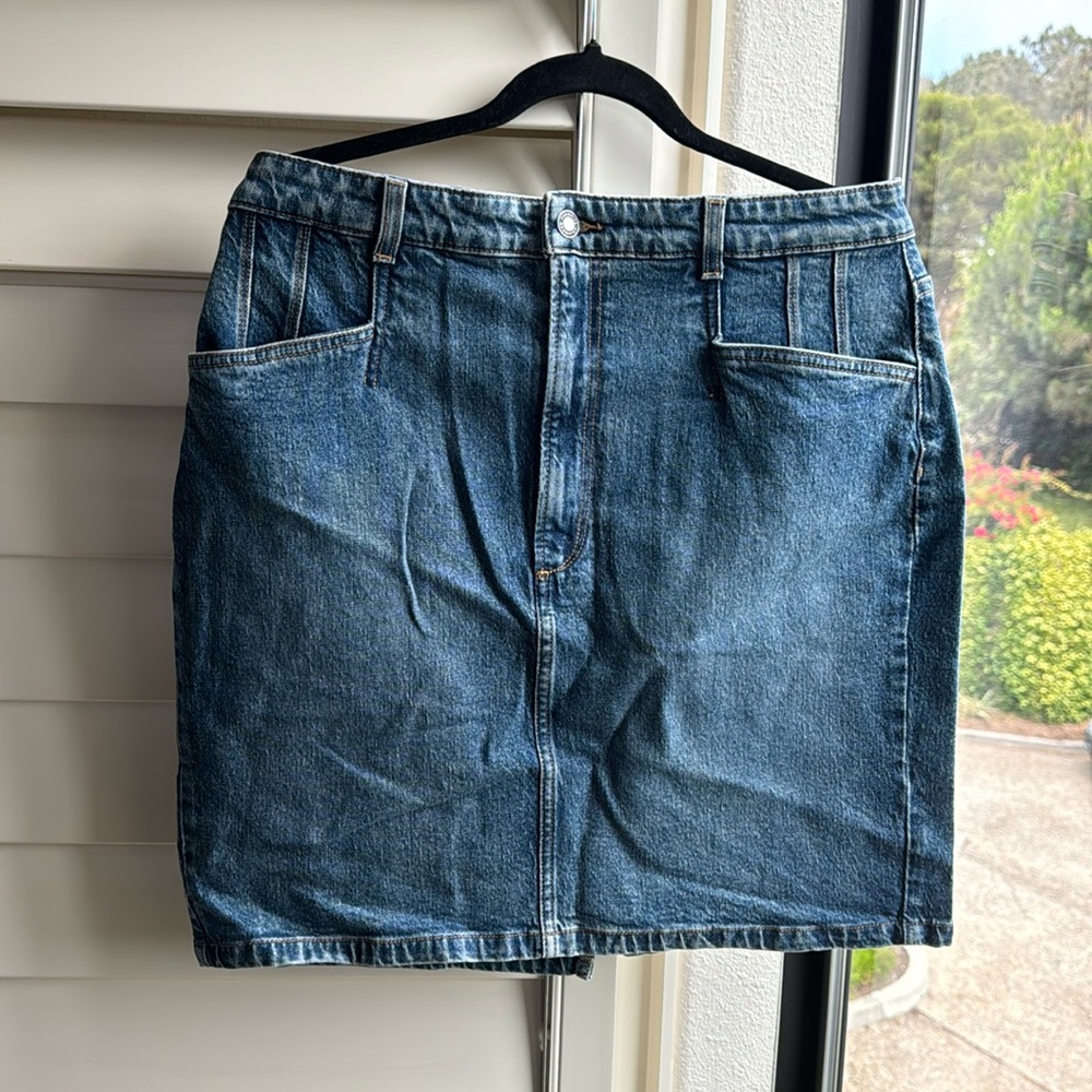 Favorite Daughter “The Jordie Pencil Mini Skirt”! 💙